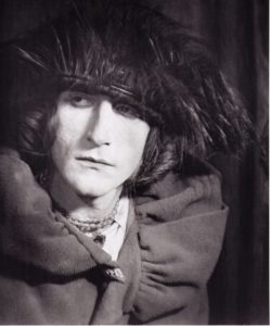 Retrato de Rrose Sélavy 1921 Imagen obtenida de https://commons.wikimedia.org/wiki/File:Portrait-of-rose-s%C3%A9lavy-1921.jpg