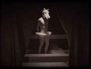 Fotograma de La ranura - Zoe Lapierre En la foto el hombre caballo Proyecto La espiral maravillosa de Isabel Medarde