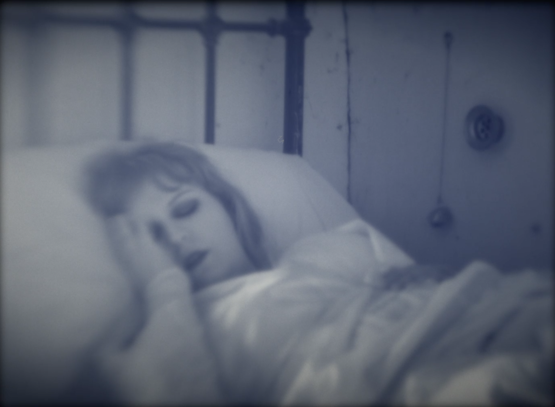 Fotograma del cortometrale La Ranura (en la foto Clodette en la cama)